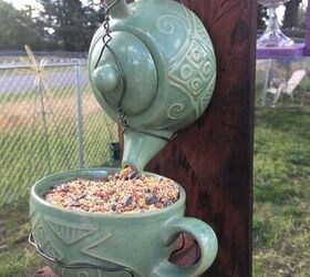 30 buenas ideas para mejorar tu patio trasero, Hang a pretty bird feeder