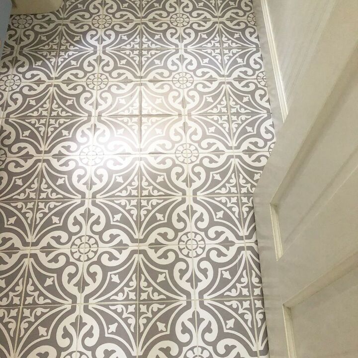como atualizar o piso do banheiro com adesivos de azulejos