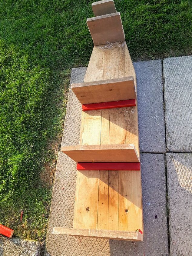 vieja tabla de planchar de madera convertida en estantera de esquina, Fijar los estantes