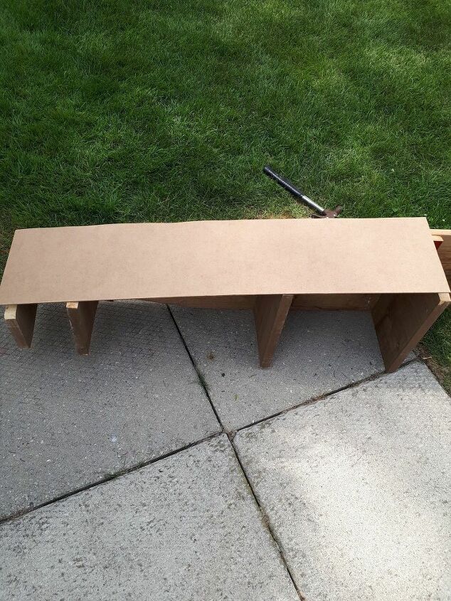 vieja tabla de planchar de madera convertida en estantera de esquina, Fijar el tablero duro