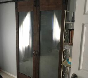 Puertas correderas de granero de bricolaje utilizando el vidrio de las puertas del patio de edad