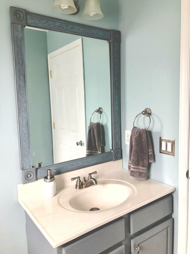 banheiro revelador com vaidade pintada e espelho emoldurado faa voc mesmo