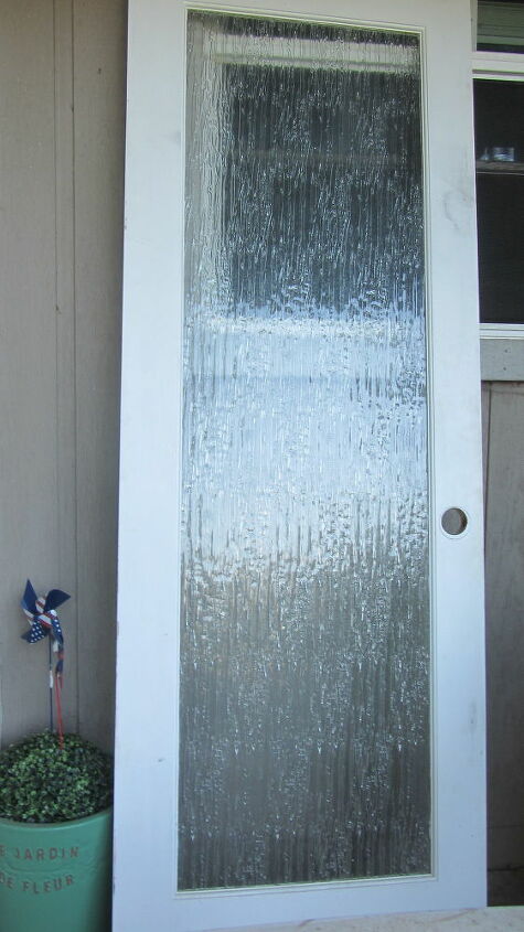 la puerta original del bao se convierte en una moderna puerta de granero