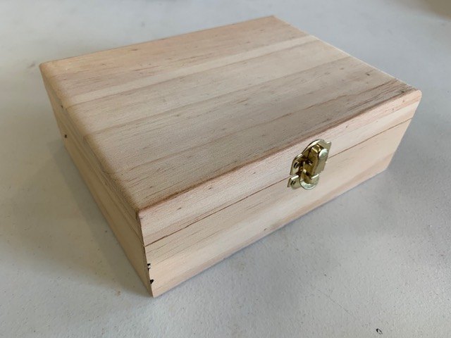 como adicionar um toque de cor a uma caixa de madeira simples