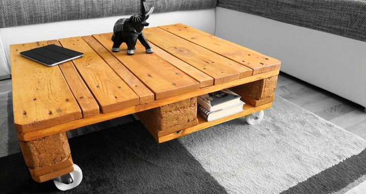 s 25 way people are still using pallets to make everything, Pallet coffee table
