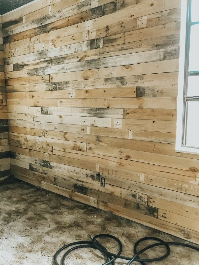 s 25 way people are still using pallets to make everything, Pallet wall