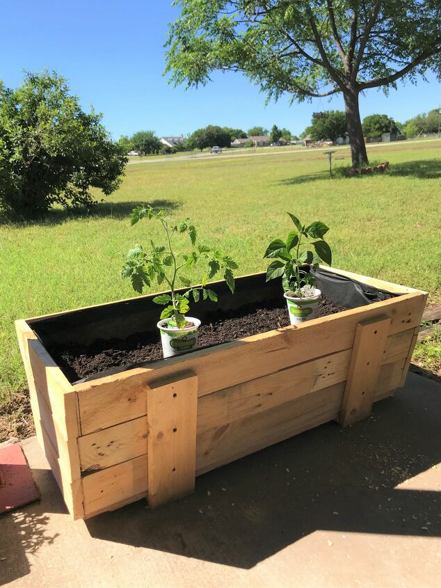 s 25 way people are still using pallets to make everything, Pallet planter box
