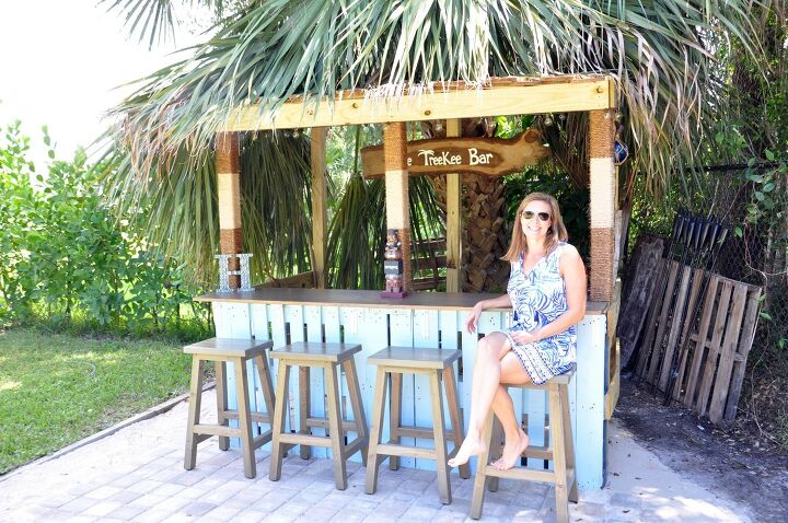s 25 way people are still using pallets to make everything, Pallet tiki bar