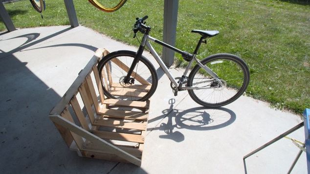 s 25 way people are still using pallets to make everything, Pallet bike rack