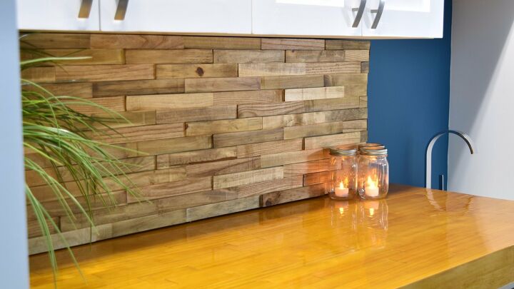 s 25 way people are still using pallets to make everything, Pallet laundry room backsplash