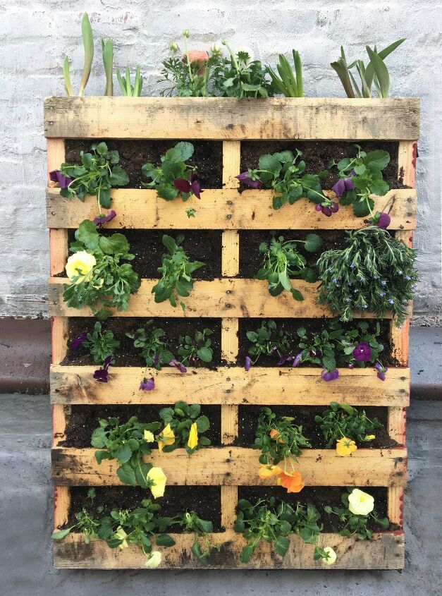 s 25 way people are still using pallets to make everything, Pallet garden