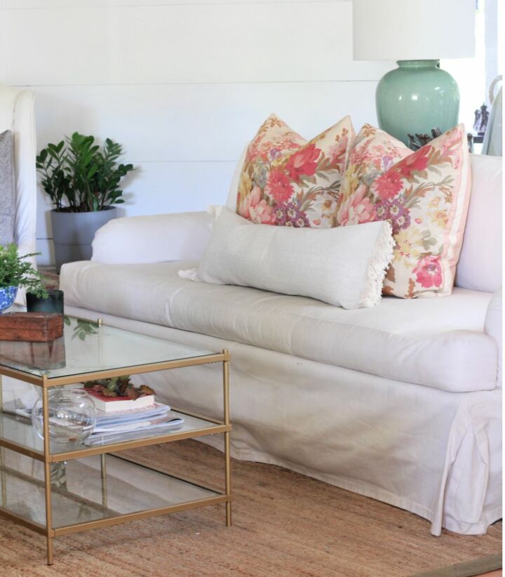 haz que tus muebles de ikea destaquen con estos 15 trucos, El coj n m s f cil de hacer hecho con una alfombra de Ikea