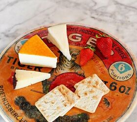 22 maneras en que la gente est rockeando el look de decoupage en sus casas, Lazy susan con etiqueta de queso vintage