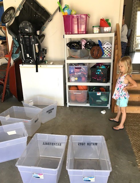 organizacin sencilla de los juguetes en el garaje