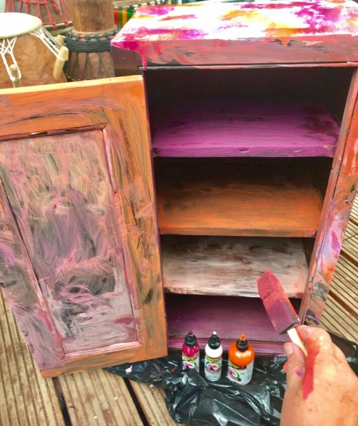 como transformar um armrio velho e chato em um efeito tie dye brilhante, Pinte o interior com mancha de cuspe de unic rnio e g