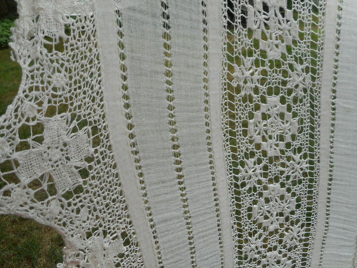 q identifying a large tablecloth bed cover