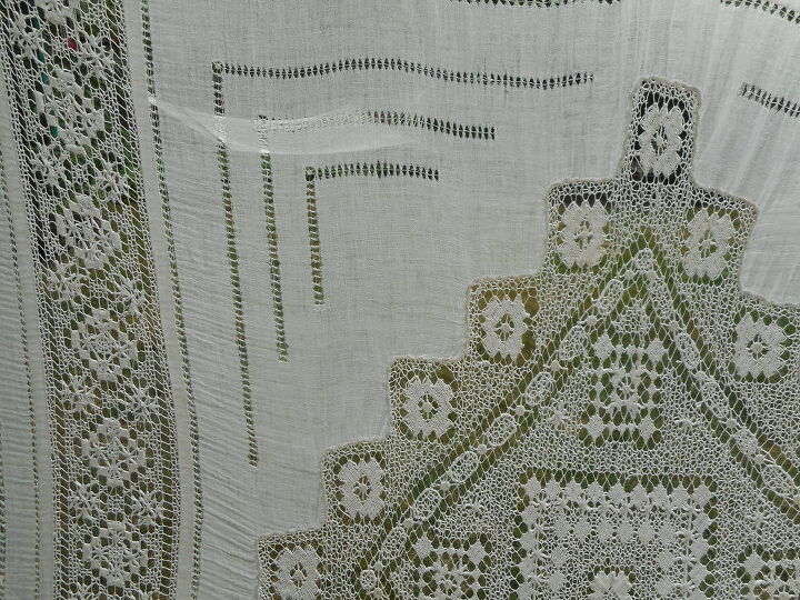 q identifying a large tablecloth bed cover
