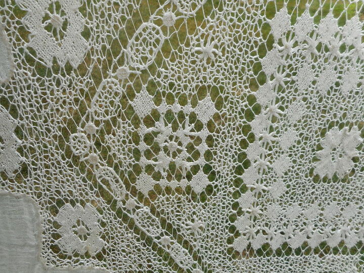q identifying a large tablecloth bed cover