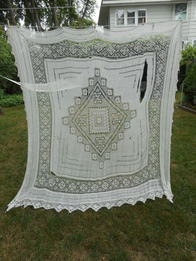 q identifying a large tablecloth bed cover