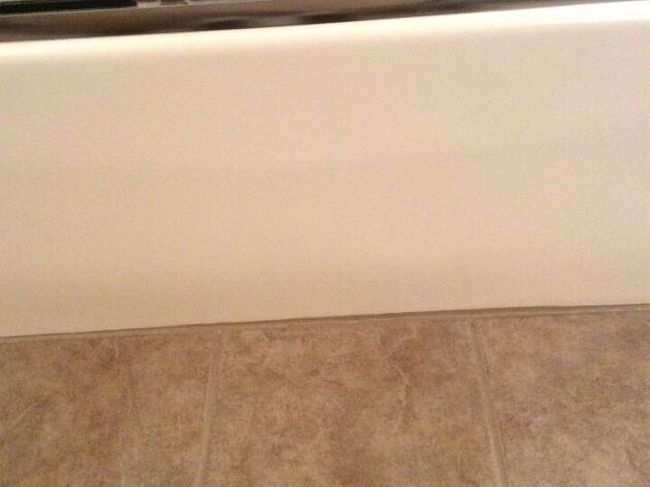 q how to clean a dingy looking bathtub