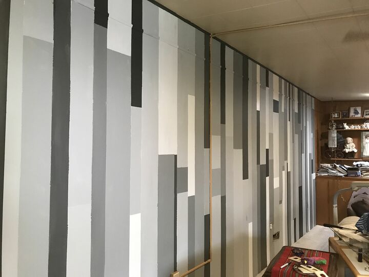 21 de nuestras paredes favoritas de acento y de galera que puede probar hoy mismo, Adi s a 1960 Shiplap Meets Art Deco Actualizaci n de la habitaci n familiar con paneles de madera