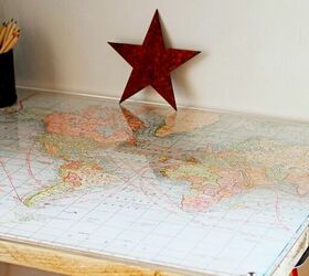 15 formas creativas de utilizar los mapas para decorar el hogar, Un escritorio con mapas personalizados