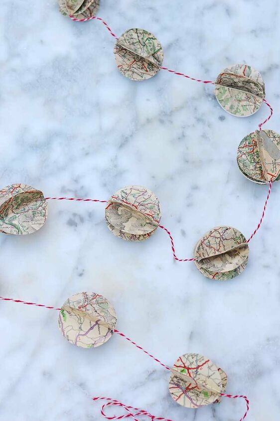 15 formas creativas de utilizar los mapas para decorar el hogar, Preciosa guirnalda de mapas reutilizados