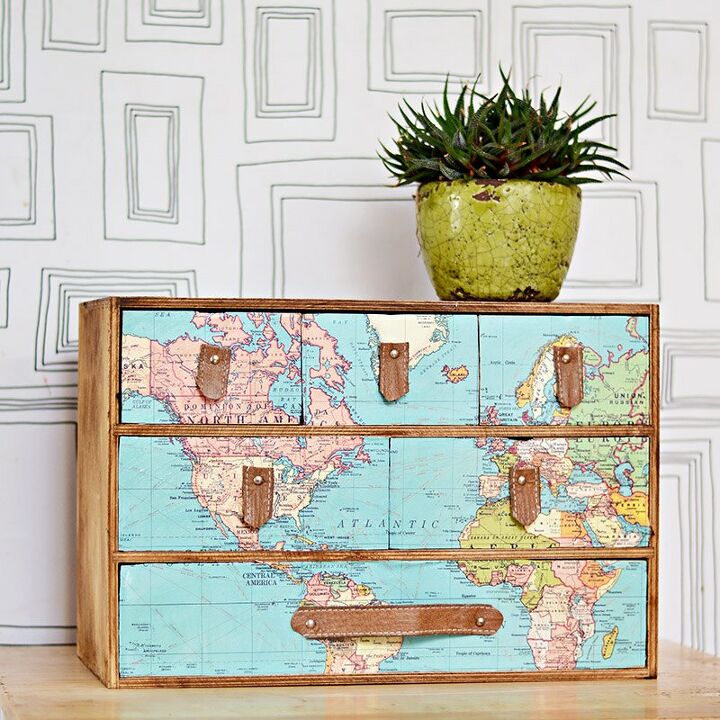 15 formas creativas de utilizar los mapas para decorar el hogar, Mapa y cuero reciclados con minicajones de IKEA