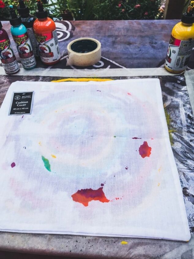 como transformar suas almofadas simples em puffs coloridos malucos, Coloque a capa da almofada na pintura