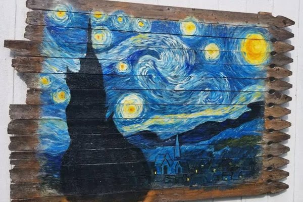 pintando o mural da noite estrelada de van gogh em uma cerca velha