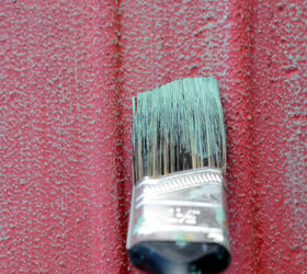 painting a vintage metal lawn chair, dry brushing to highlight texture of metal