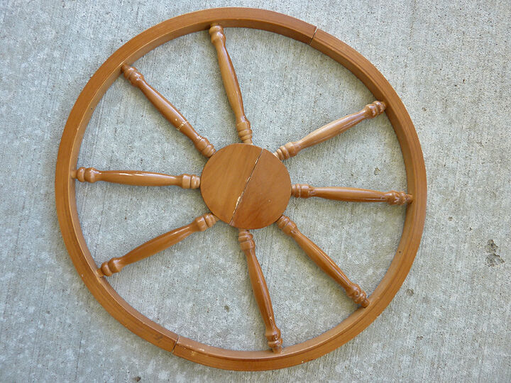 corona de flores a partir de una vieja rueda de madera, Vieja rueda de madera