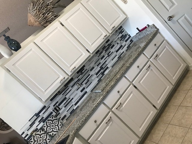 q help with applying a peel stick vinyl floor tile backsplash