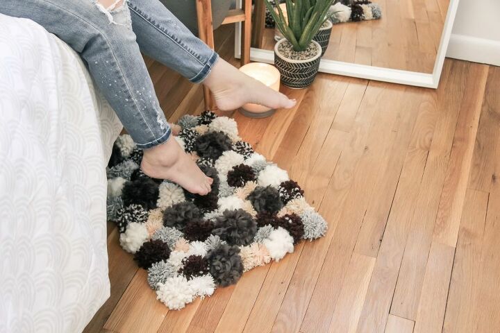 haz una alfombra acogedora con pompones
