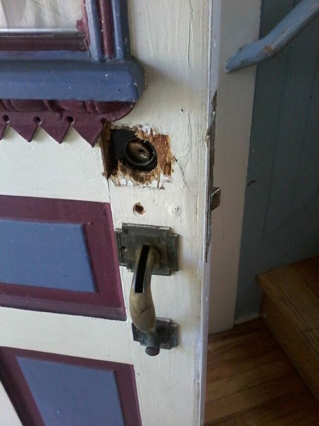possvel tapar este buraco na porta e colocar uma nova fechadura