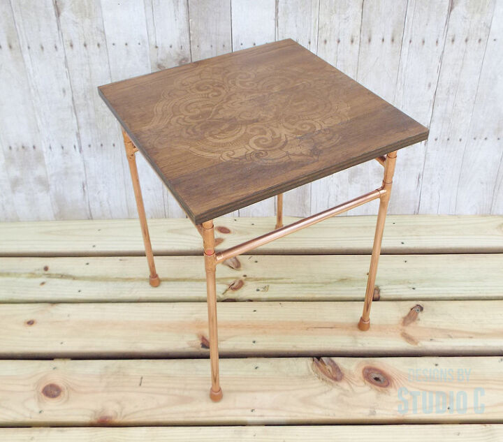 una mesa facil de construir con un marco de tubos de cobre