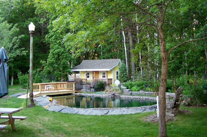 d un golpe de efecto en su jardn aadiendo un emocionante estanque de exterior, 10 Puente de madera sobre un id lico estanque al aire libre