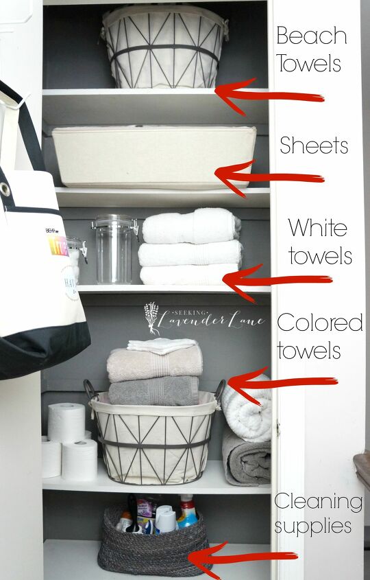 trucos para el armario del bao organiza tu armario como un profesional, 9 No subestimes el poder de la toalla