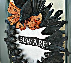 18 espeluznantes ideas de decoracin para halloween que asustarn a tus invitados, Crea una corona de Halloween con cuervos espeluznantes