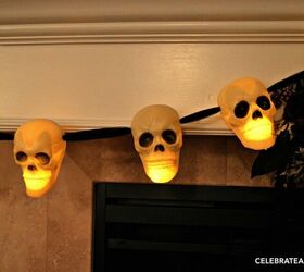 18 espeluznantes ideas de decoracin para halloween que asustarn a tus invitados, Guirnalda de calaveras de Halloween de Dollar Store