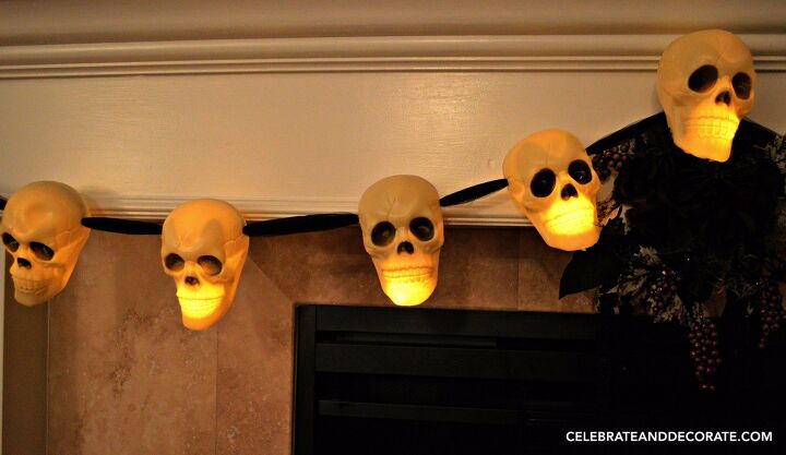 18 espeluznantes ideas de decoracin para halloween que asustarn a tus invitados, Guirnalda de calaveras de Halloween de Dollar Store