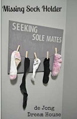 las 15 mejores soluciones de almacenamiento para el cuarto de lavado que debe probar, 14 Divertido y sencillo soporte para calcetines