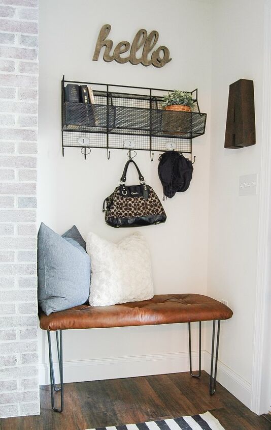 18 ideas de muebles de entrada perfectos para ofrecer una bienvenida con estilo, 15 Utiliza una almohadilla de espuma para hacer un banco de entrada