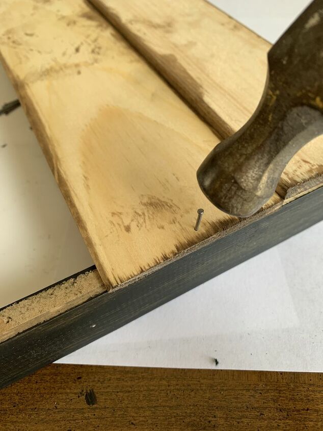 diy cartel de calabaza de otoo con marco reciclado, Fijar la madera a la parte trasera con clavos de acabado