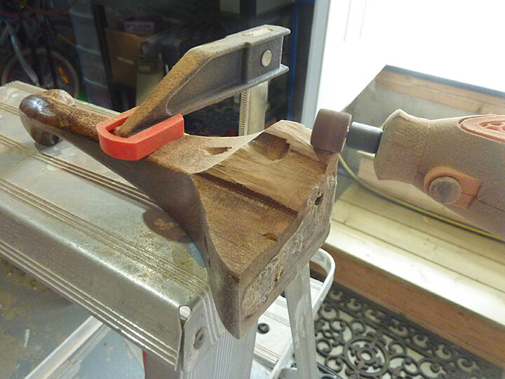un taburete de pie roto se convierte en una estantera para el bao, Creando un lado plano