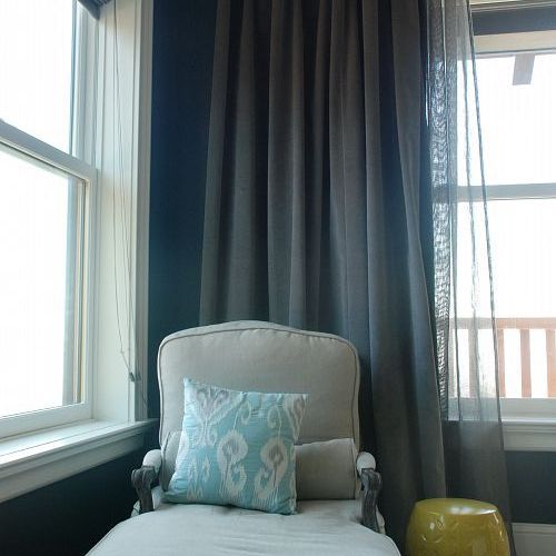 18 elegantes ideias de cortinas de sala de estar para transformar sua casa, Cortinas de veludo vintage no quarto principal