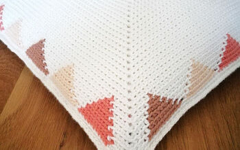 Almofada de crochê com triângulos de tapeçaria