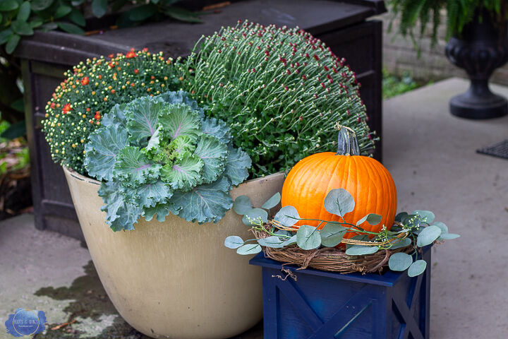 simple front porch decor ideas for fall, Here it is with a bright orange pumpkin
