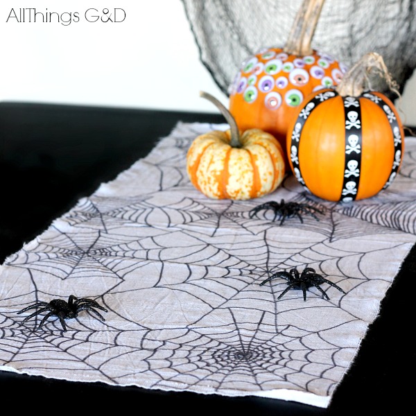 16 ideas de decoracin que sern un gran xito en tu fiesta de halloween, Camino de Mesa de Halloween Tela de Ara a