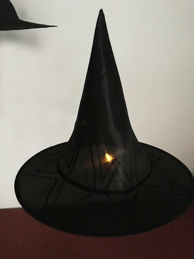 16 ideas de decoracin que sern un gran xito en tu fiesta de halloween, Luminarias colgantes para sombreros de bruja